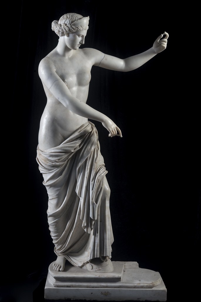 La 'Afrodita de Capua', que está en el Museo Arqueológico de Nápoles, parece  tener un objeto ausente que los expertos identifican con el espejo de cobre en el que se miraba la diosa