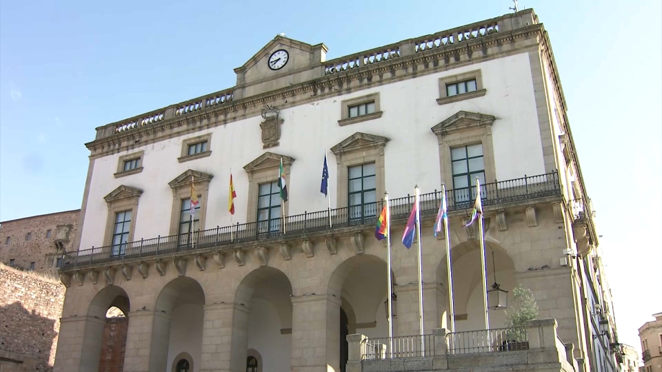 Retiran sin autorización las banderas LGBTI del ayuntamiento cacereño