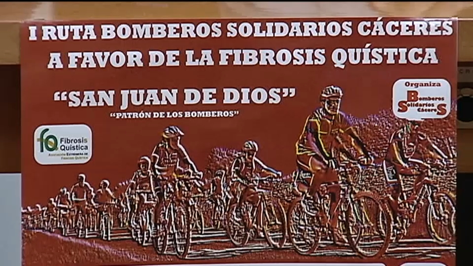 La X Ruta de Bomberos Solidarios recorrerá el próximo 26 de abril 55 kilómetros a favor de la investigación y la lucha contra la enfermedad rara de Huntington, que padecen unas 210 personas en Extremadura. Esta caminata no competitiva pasará por Cáceres, Valdesalor, Torreorgaz y Sierra de Fuentes, esperando reunir a unas 300 personas, que podrán realizar la ruta por etapas en caso de no querer completar los 55 kilómetros. En esta ocasión, todo lo recaudado irá destinado a la Asociación Extremeña de la Enfermedad de Huntington, enfermedad rara que en Extremadura afecta a 20 de cada 100.000 personas, según precisó la representante de esta asociación María Ángeles González, en la presentación de esta iniciativa que aúna deporte y solidaridad. Se trata de una enfermedad neurológica, hereditaria y degenerativa, diagnosticada a unas 4.000 personas en toda España, pero unas 20.000 personas pueden ser portadoras, aunque no saben si lo son o no si no se realiza un test genético, algo que no se suele hacer "porque aún es un tema tabú". Así, la asociación trabaja, además de para poder avanzar en las terapias y tratamientos, en la concienciación para que familiares se hagan esta prueba. La enfermedad de Huntington es hereditaria y provoca el desgaste de algunas células nerviosas del cerebro. Las personas nacen con el gen defectuoso pero los síntomas no aparecen hasta después de los 30 o 40 años. Los síntomas iniciales de esta enfermedad pueden incluir movimientos descontrolados, torpeza y problemas de equilibrio, pero en un estado avanzado puede impedir caminar, hablar y tragar, además de problemas mentales y de comprensión. Este evento, una vez más, lo ponen en marcha la Asociación de Bomberos Voluntarios de Cáceres junto con la Diputación de Cáceres, el Sepei y Cruz Roja. A esto irá destinado lo recaudado en la Ruta de Bomberos Solidarios, cuya cuota de inscripción es de 22 euros, ya sea para participar o para lo que viene a denominarse "kilómetro cero", con lo que se colabora en este fin. La ruta, de 55 kilómetros