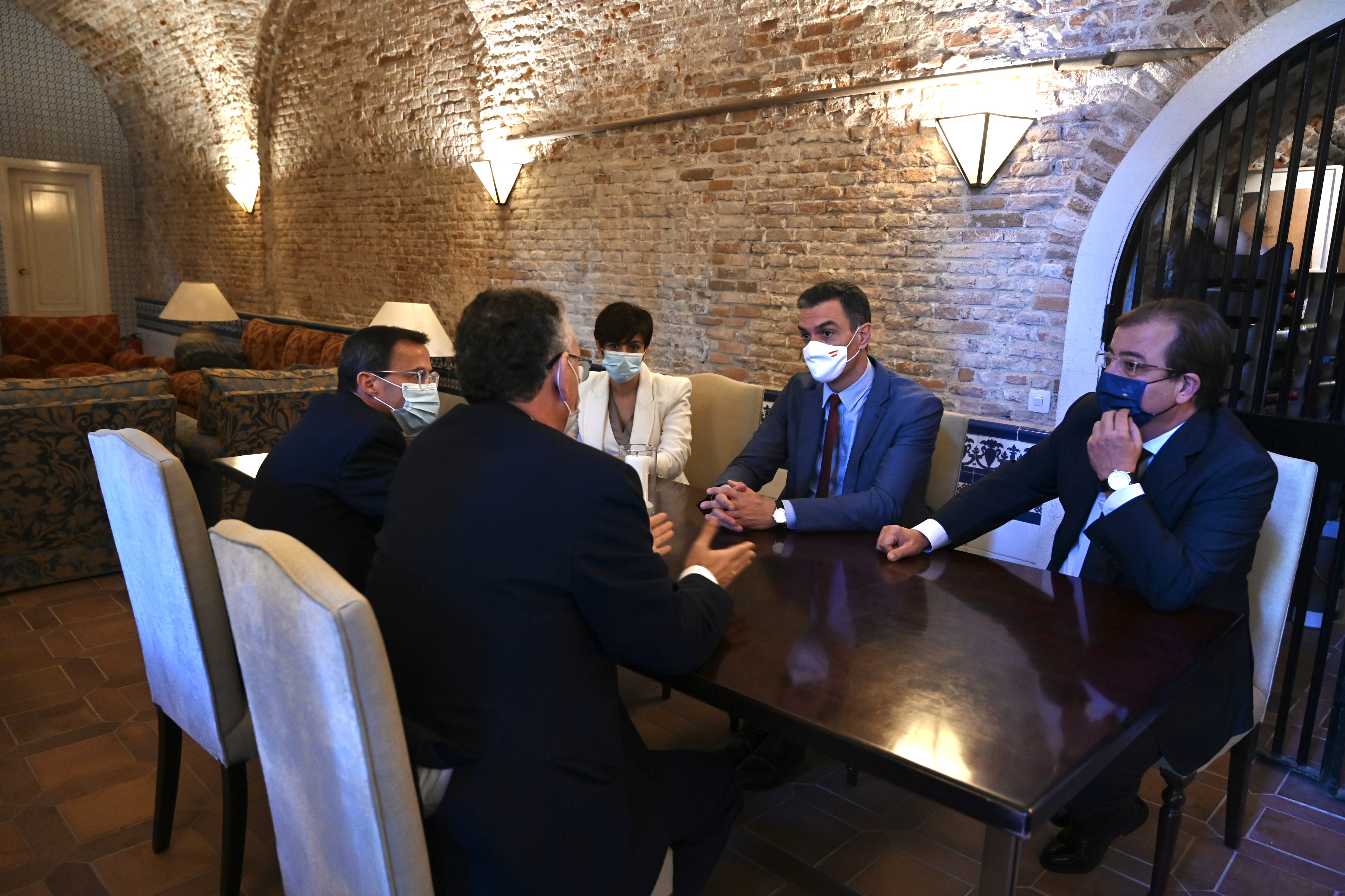 Conversación entre los alcaldes de Don Benito y Villanueva de la Serena, el presidente de la Junta, la ministra de Política Territorial y el presidente del Gobierno