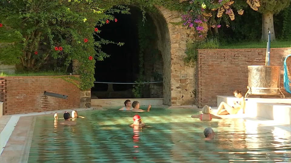 Baño en el balneario de Alange