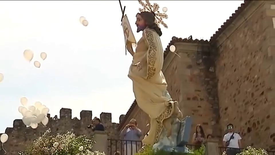El encuentro del Cristo Resucitado y Nuestra Señora de la Alegría cierran la Pasión de Cáceres