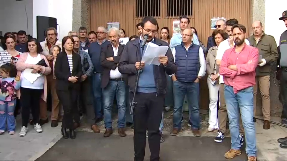 Los vecinos de Hornachos concentran en apoyo a la familia de Francisca Cadenas