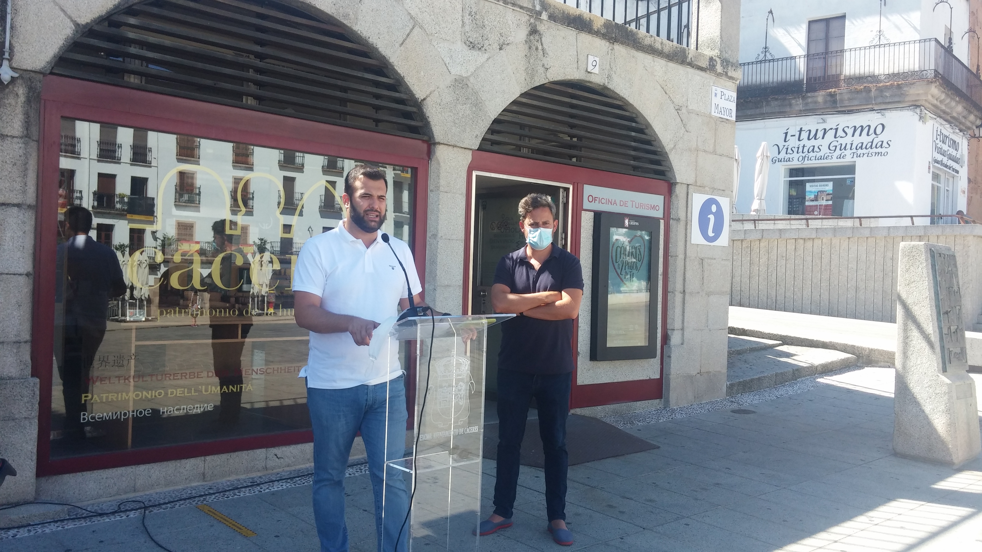 El alcalde de Cáceres, Luis Salaya, y el concejal de Turismo, Jorge Villar, ante la Oficina de Turismo de la Plaza Mayor