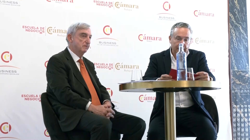 Rafael Dezcallar en desayuno de la cámara de comercio de badajoz