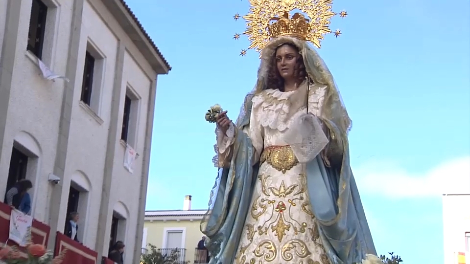 A las 9 y media de la mañana, la Virgen de la Aurora emprendía su particular carrerita hasta el Cristo Resucitado.  Son 100 metros en apenas 20 segundos. El encuentro entre madre e hijo es uno de los momentos más singulares de este Domingo de Resurrección.  Antes de la carrera, las cofradías se reúnen para preparar el encuentro. Los Hermanos de la Aurora no solo esperan... también realizan el sorteo para saber quiénes serán los afortunados que corran con las andas.     ((desde día antes se vive con emoción, desde el sorteo desenado ir, apuntarnos, buscar coimpañeros... Por la mañana te levantas que parece que no duermes))  En la calle, la gente se agolpa desde bien temprano para conseguir el mejor lugar... y vivir la tradición de cerca.     ((me gusta venir pero es muy temprano // con mucha alegría, esto ha sido de siempre , es un sentimiento muy grande // Alguna genteno lo entiende, pero nosotros que lo hacemos desde pequeñoitos, es un día especial))     Una fiesta declarada de Interés Turístico Regional desde 2007 que los villanovenses esperan con devoción cada año. 