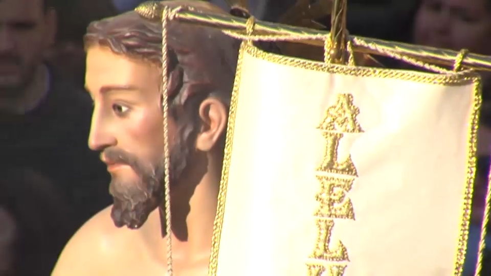 A las 9 y media de la mañana, la Virgen de la Aurora emprendía su particular carrerita hasta el Cristo Resucitado.  Son 100 metros en apenas 20 segundos. El encuentro entre madre e hijo es uno de los momentos más singulares de este Domingo de Resurrección.  Antes de la carrera, las cofradías se reúnen para preparar el encuentro. Los Hermanos de la Aurora no solo esperan... también realizan el sorteo para saber quiénes serán los afortunados que corran con las andas.     ((desde día antes se vive con emoción, desde el sorteo desenado ir, apuntarnos, buscar coimpañeros... Por la mañana te levantas que parece que no duermes))  En la calle, la gente se agolpa desde bien temprano para conseguir el mejor lugar... y vivir la tradición de cerca.     ((me gusta venir pero es muy temprano // con mucha alegría, esto ha sido de siempre , es un sentimiento muy grande // Alguna genteno lo entiende, pero nosotros que lo hacemos desde pequeñoitos, es un día especial))     Una fiesta declarada de Interés Turístico Regional desde 2007 que los villanovenses esperan con devoción cada año. 