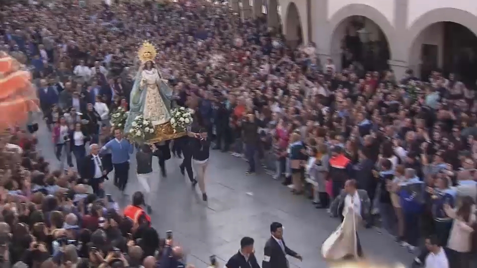 A las 9 y media de la mañana, la Virgen de la Aurora emprendía su particular carrerita hasta el Cristo Resucitado.  Son 100 metros en apenas 20 segundos. El encuentro entre madre e hijo es uno de los momentos más singulares de este Domingo de Resurrección.  Antes de la carrera, las cofradías se reúnen para preparar el encuentro. Los Hermanos de la Aurora no solo esperan... también realizan el sorteo para saber quiénes serán los afortunados que corran con las andas.     ((desde día antes se vive con emoción, desde el sorteo desenado ir, apuntarnos, buscar coimpañeros... Por la mañana te levantas que parece que no duermes))  En la calle, la gente se agolpa desde bien temprano para conseguir el mejor lugar... y vivir la tradición de cerca.     ((me gusta venir pero es muy temprano // con mucha alegría, esto ha sido de siempre , es un sentimiento muy grande // Alguna genteno lo entiende, pero nosotros que lo hacemos desde pequeñoitos, es un día especial))     Una fiesta declarada de Interés Turístico Regional desde 2007 que los villanovenses esperan con devoción cada año. 