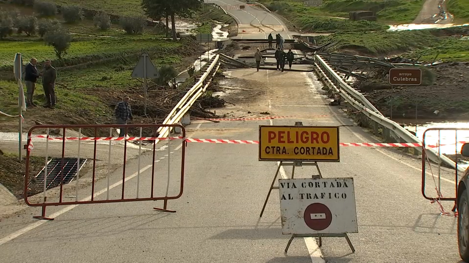 Tres carreteras provinciales en Badajoz siguen cerradas y diez ya han sido reabiertas tras reparar daños por la borrasca
