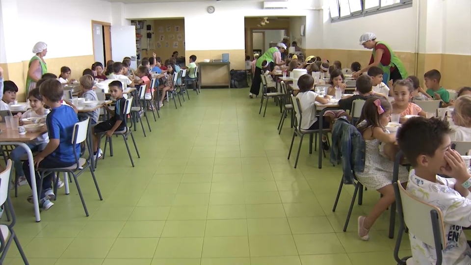 El Gobierno prohíbe por ley servir bebidas azucaradas y bollería en los comedores escolares