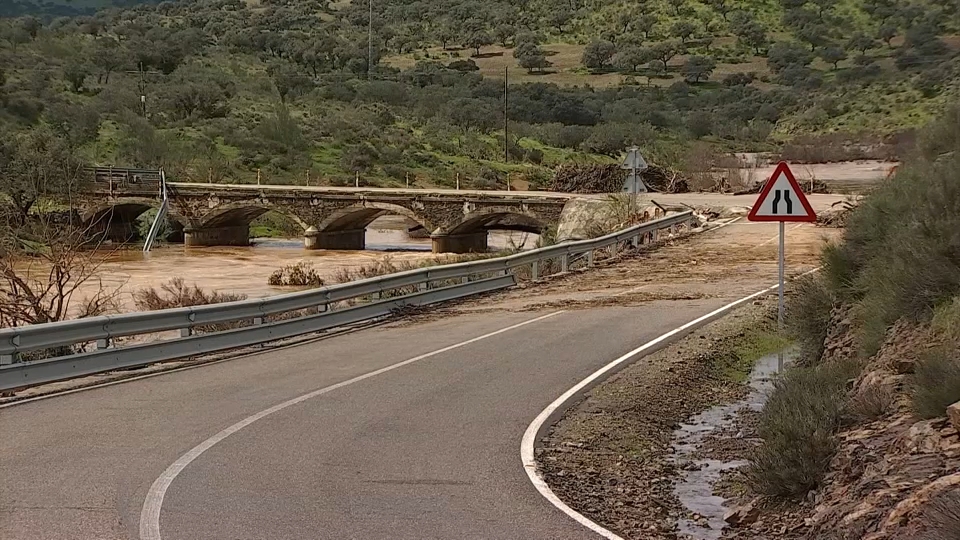 Seis carreteras de la provincia de Badajoz continúan cortadas al tráfico 