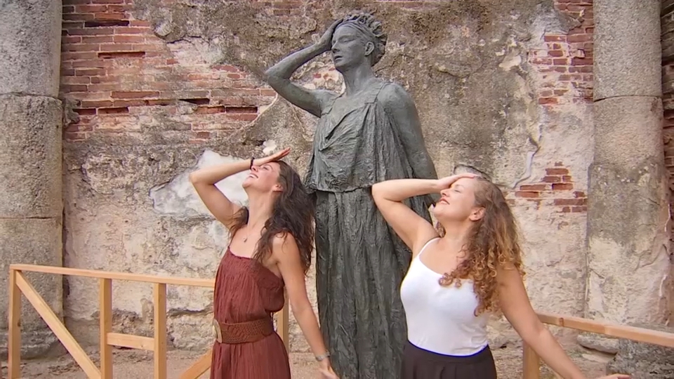 Clara y Noemí con la estatua de Marita Wirgu