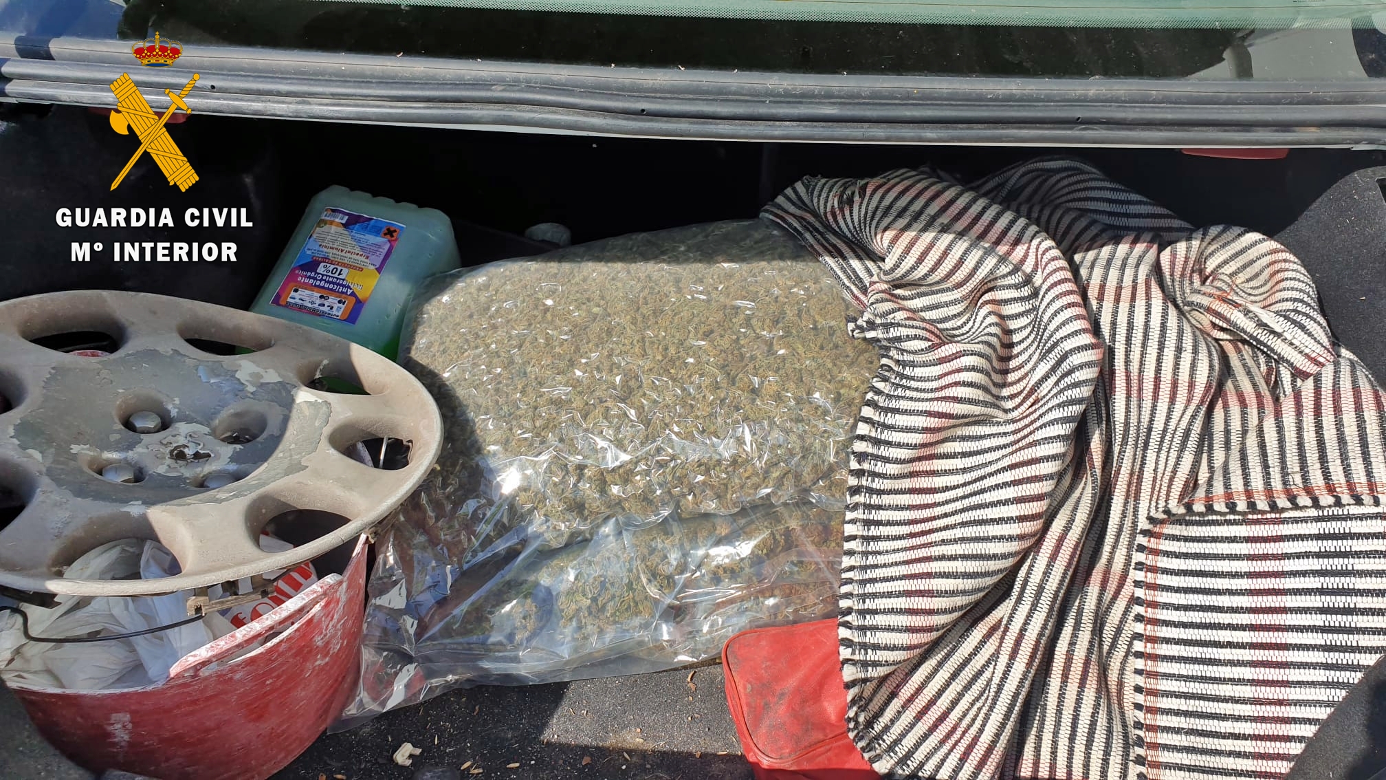 Imagen de la droga escondida en el maletero del vehículo