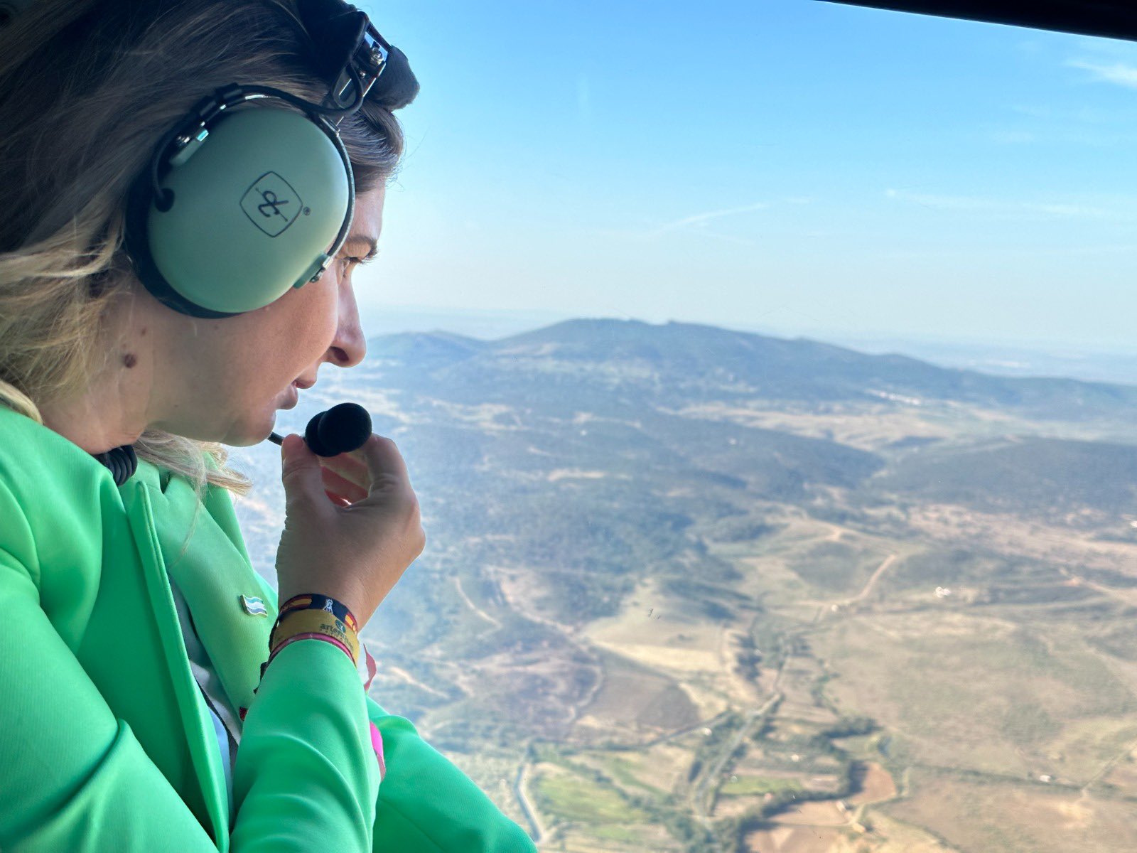 Limia sobrevuela la zona afectada por el incendio de Gata y Hurdes