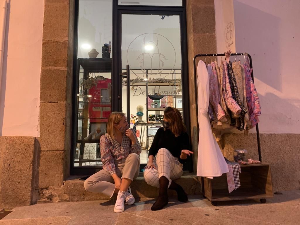 Manuela Sánchez y la diseñadora Inés Cristos en su tienda de Plasencia.