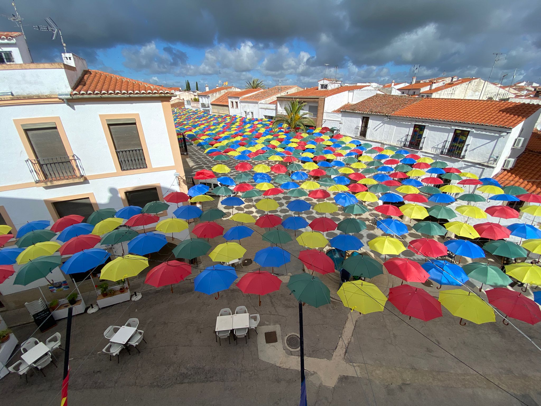 Vista aérea de la plaza llena de paraguas