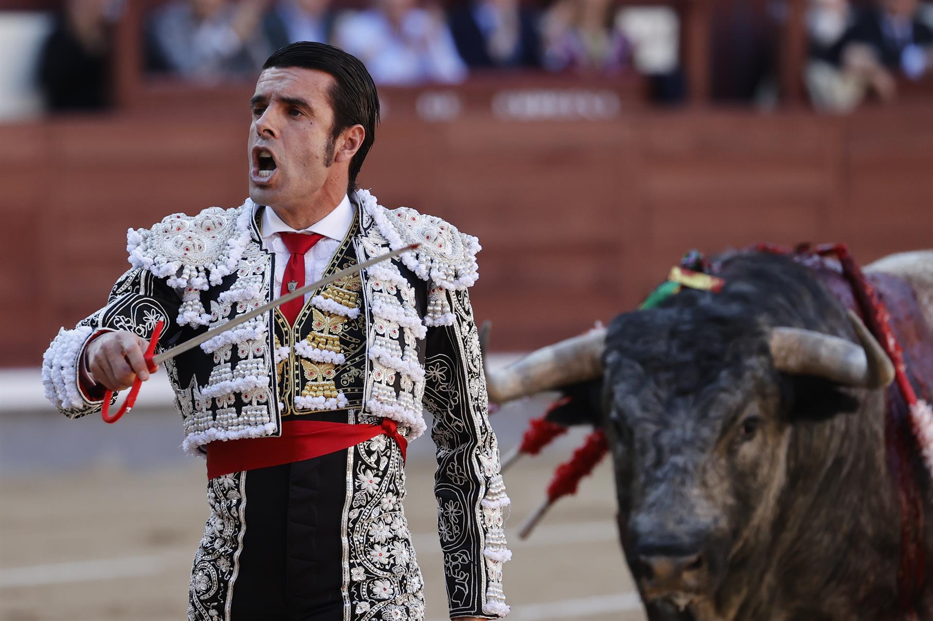 El diestro Emilio de Justo, durante la corrida del Domingo de Ramos celebrada en el coso taurino de Las Ventas, en Madrid. 