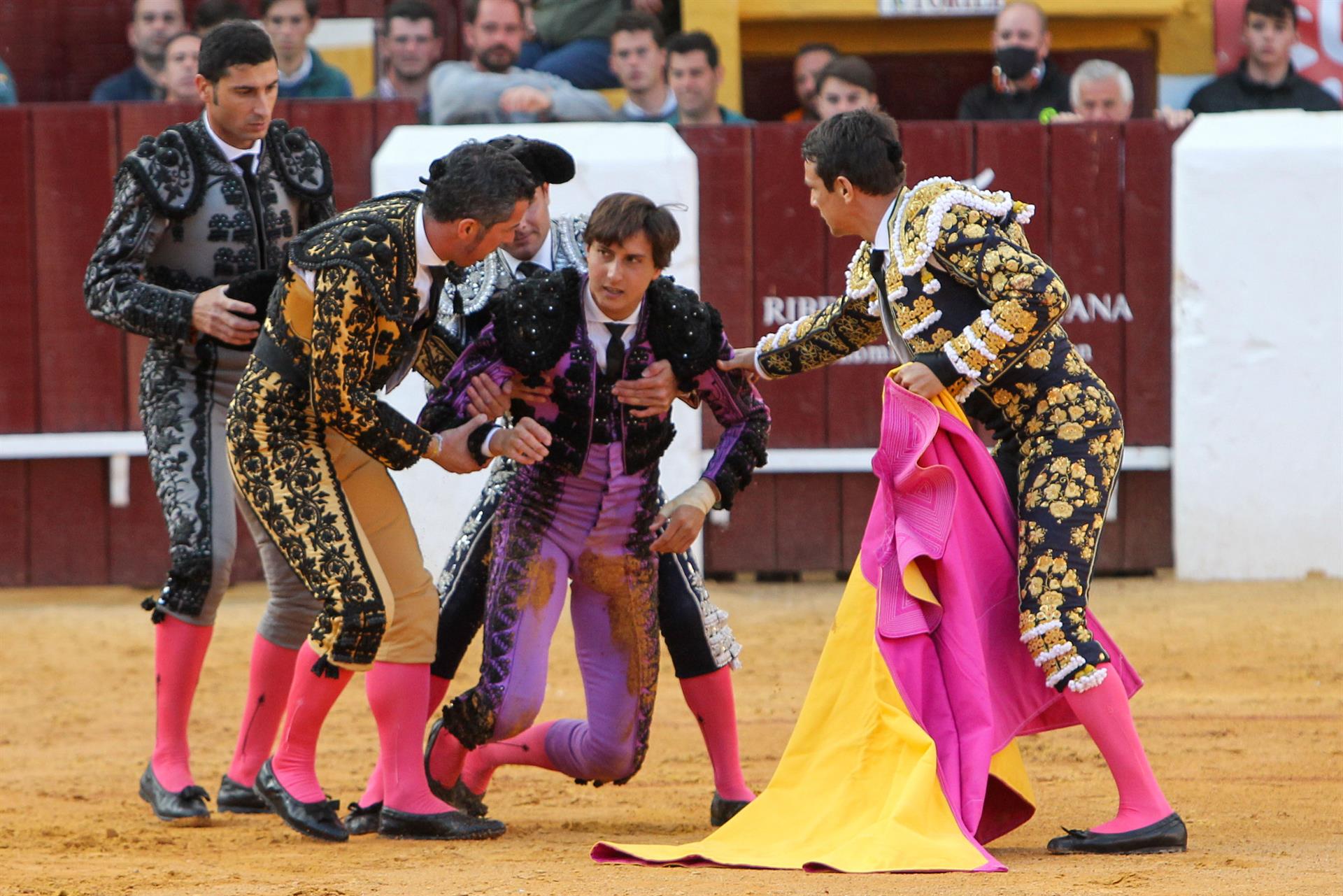 El diestro Roca Rey, es ayudado durante la lidia de su primer toro de la ganadería de Núñez del Cuvillo, hoy domingo en la Feria de Olivenza 2022 en su 31 edición.