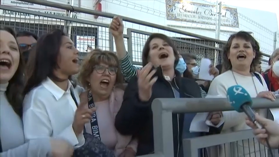 Fans de Manuel Carrasco a la entrada del concierto