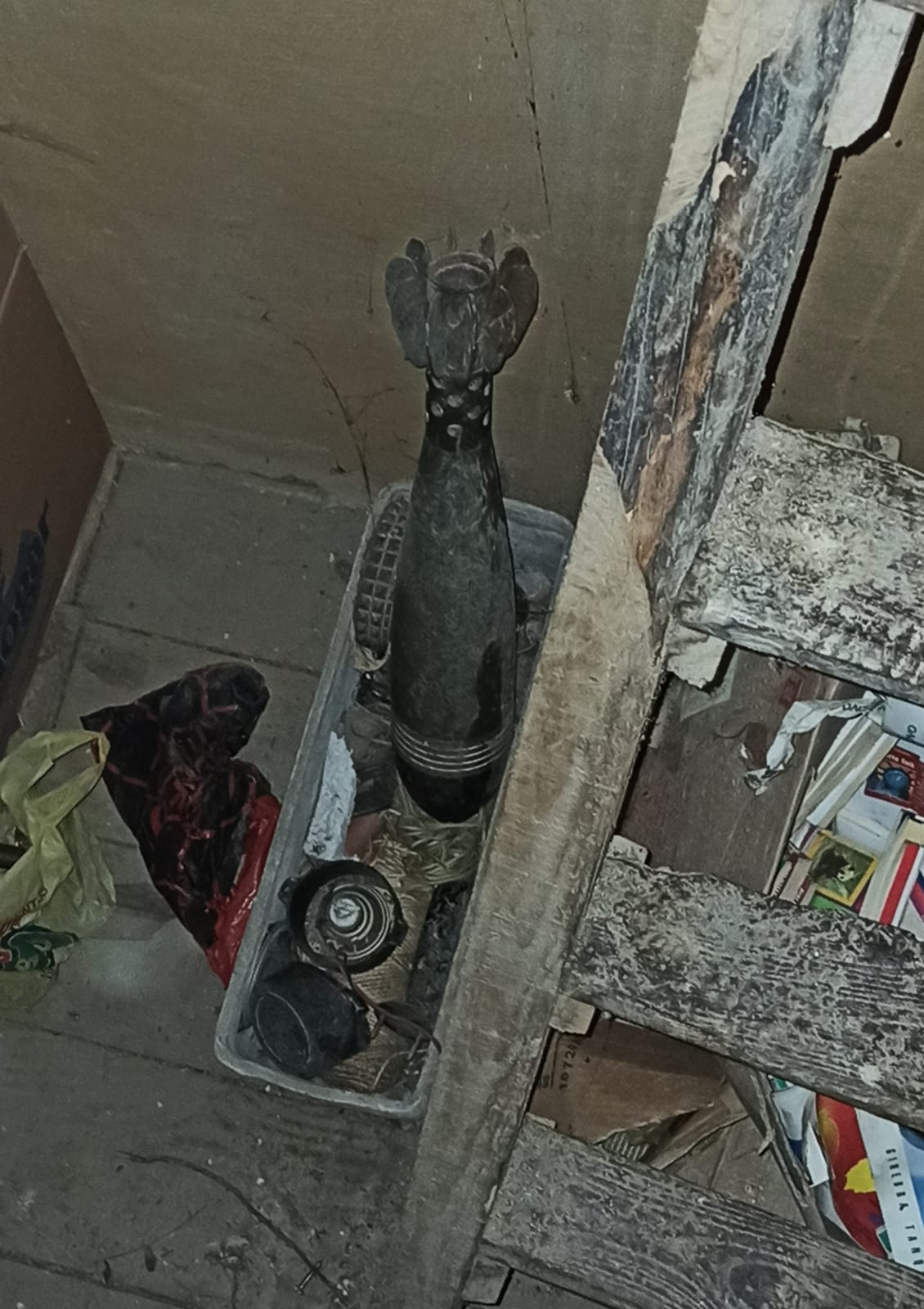 Imagen del explosivo encontrado en la habitación de la vivienda