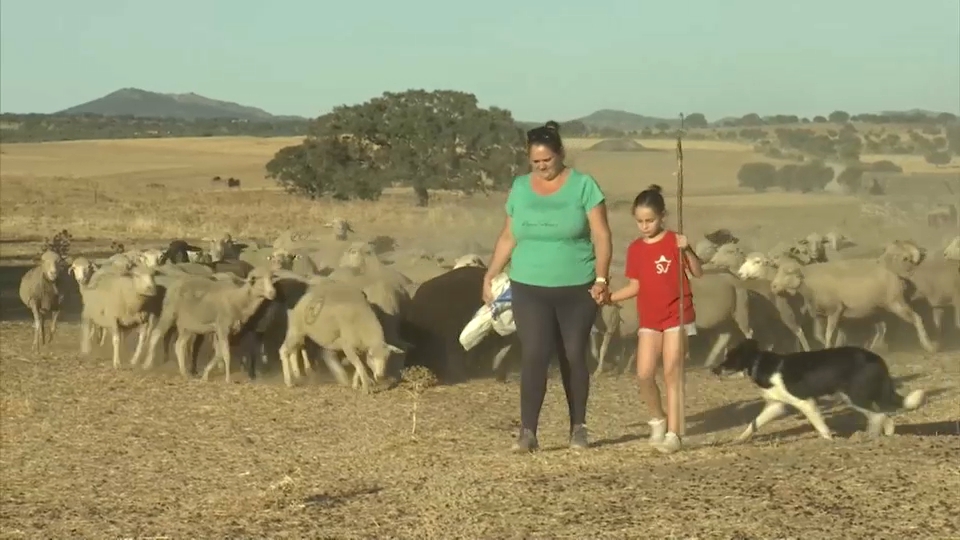 Margarita Moreno, ganadera, junto a su hija