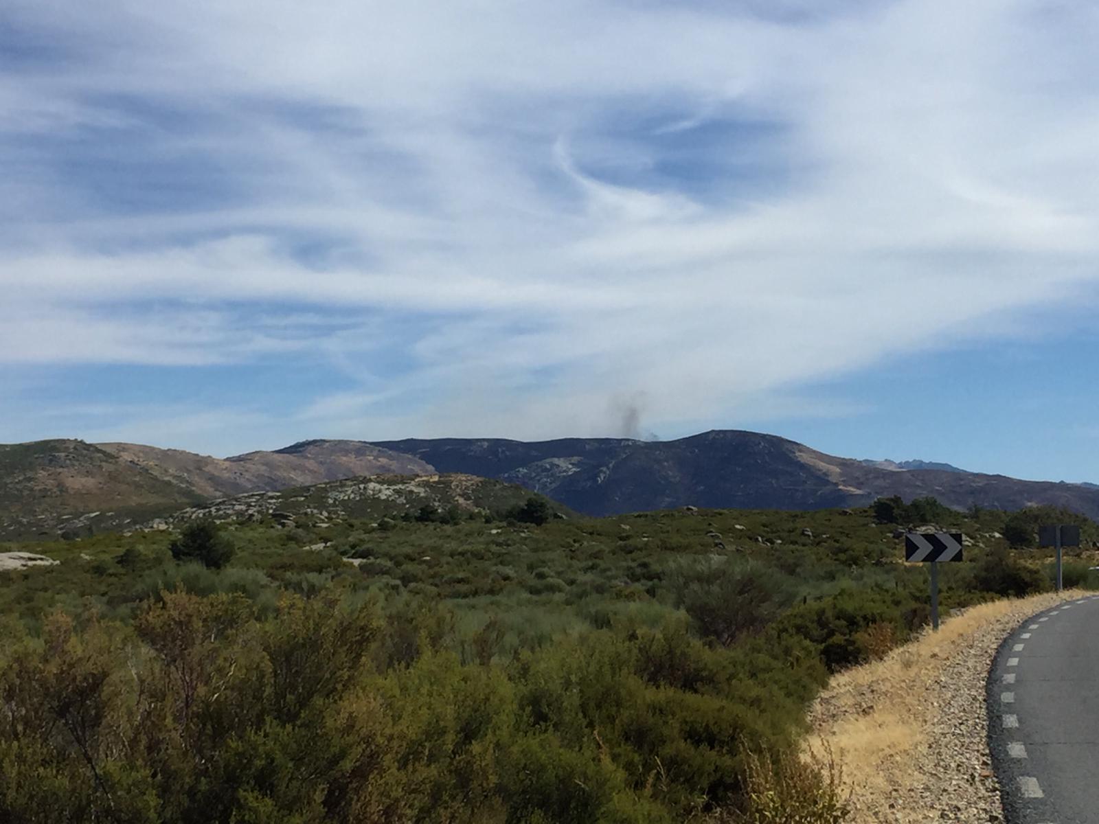 Imagen del incendio esta mañana en la Garganta de los Infiernos