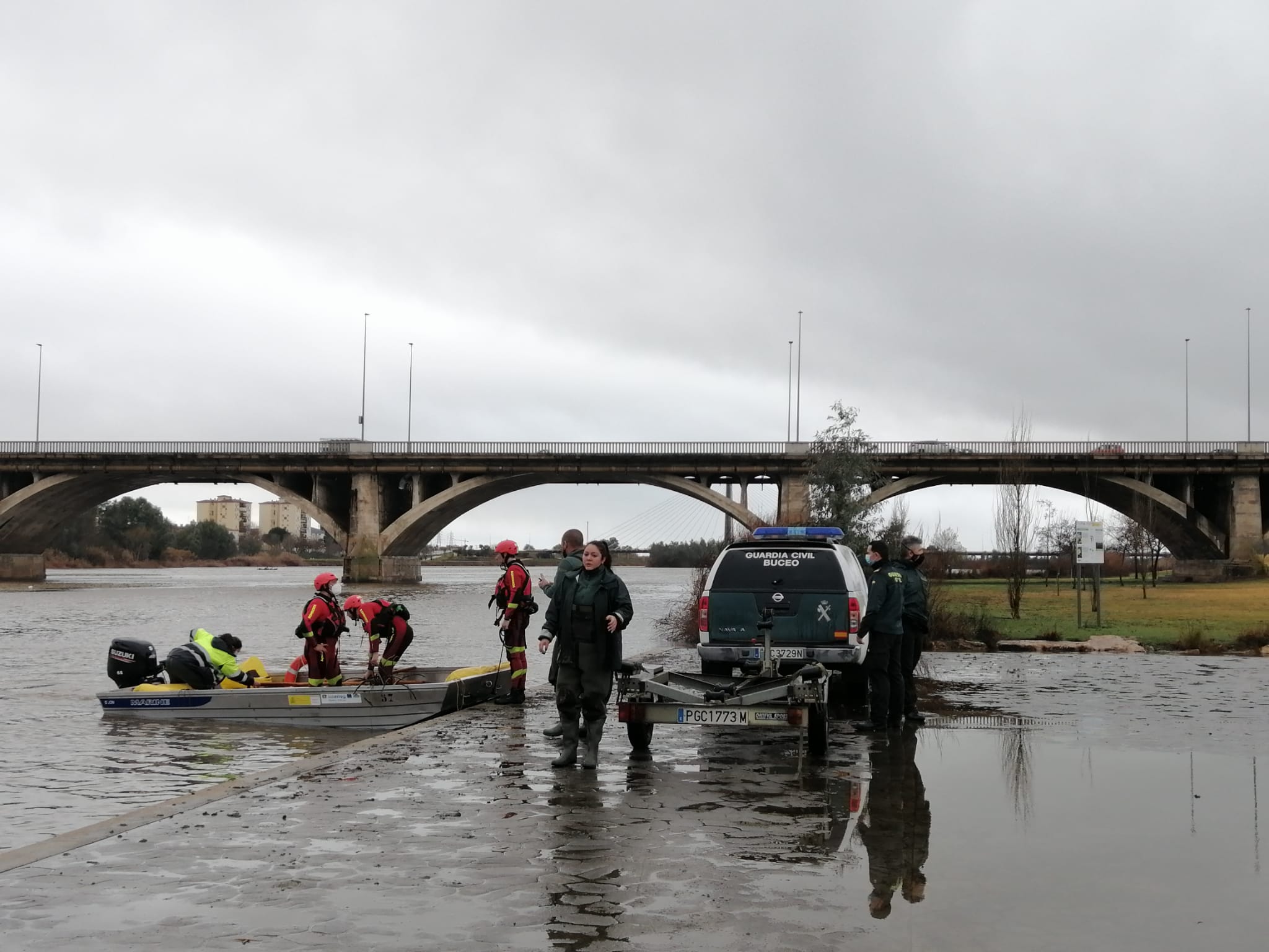 Tres fallecidos tras el vuelco de una barca en el Guadiana en Badajoz