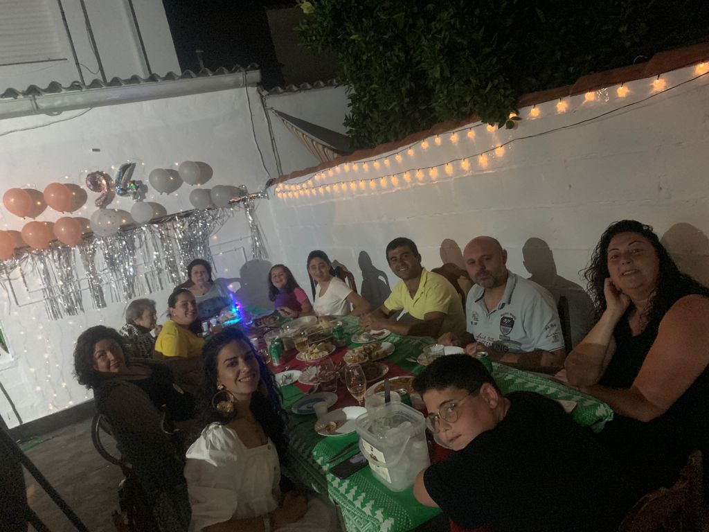 Paula, acompañada de su familia durante su 94 cumpleaños