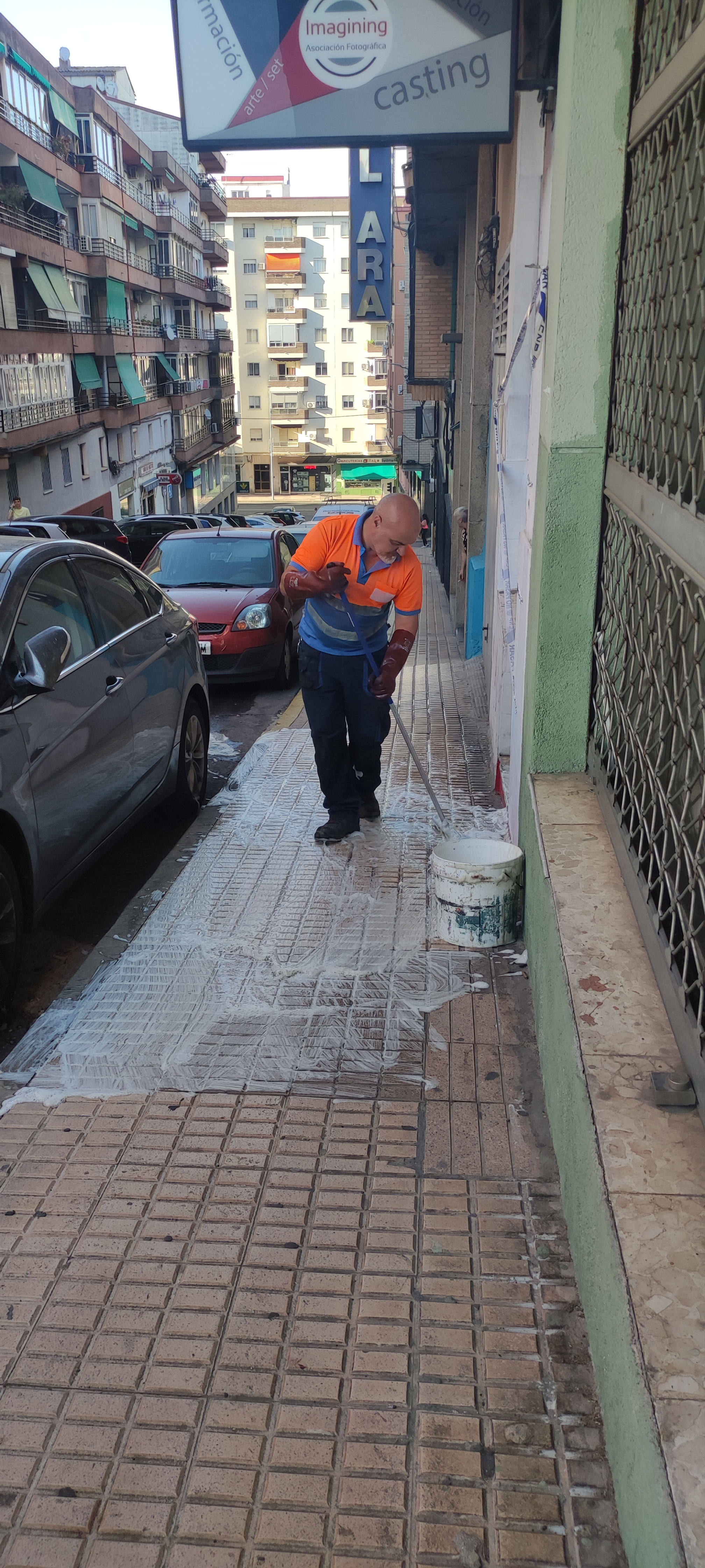 Operario limpiando los restos de sangre tras la agresión