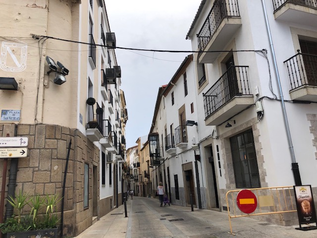 La calle Zapatería cambia el sentido de circulación durante la obra de la calle Coria.
