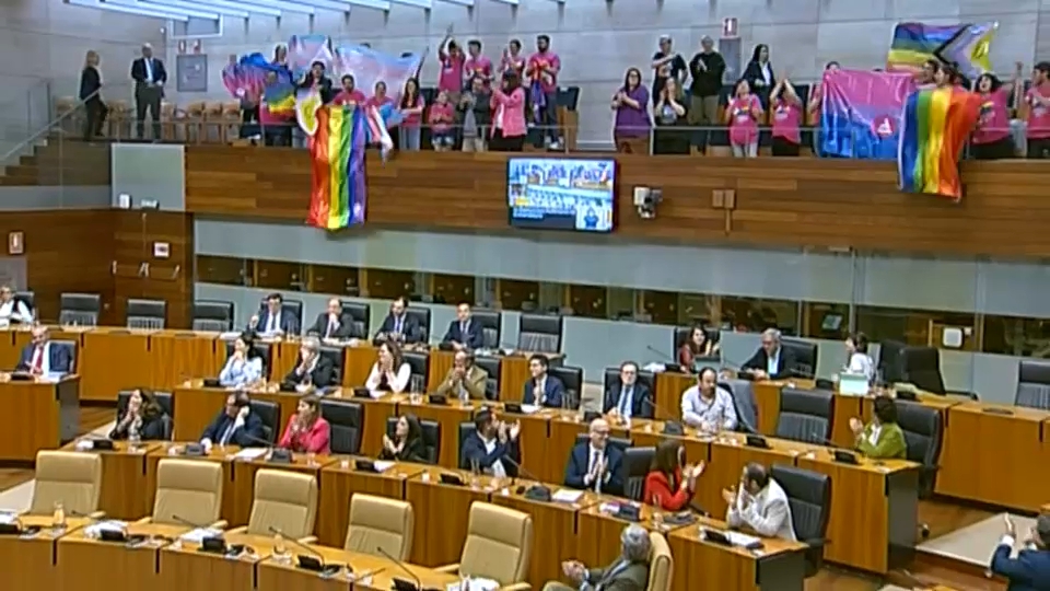 La Asamblea rechaza la derogación de la ley LGTBI solicitada por VOX  