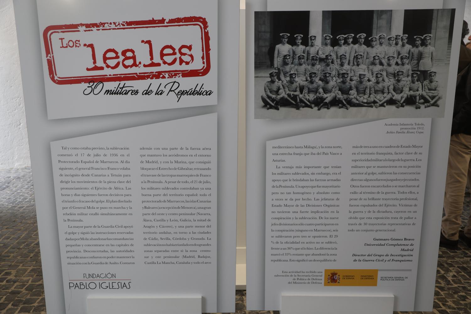 El Hospital Centro Vivo acoge hasta finales de este mes de marzo la exposición ‘Los Leales. 30 militares de la República’. 13-03-2026 La muestra, que ha inaugurado la presidenta provincial, reúne documentos y objetos personales que permiten conocer la trayectoria de estos militares. La presidenta de la Diputación de Badajoz, Raquel del Puerto, ha inaugurado este viernes en el Hospital Centro Vivo la exposición ‘Los Leales. 30 militares de la República’, una muestra que rinde homenaje a los militares que permanecieron fieles al orden constitucional durante la Guerra Civil. Durante su intervención, la presidenta provincial ha subrayado que esta exposición supone “un acto de memoria y de justicia” hacia quienes defendieron la legalidad democrática, destacando la lealtad y los principios de los treinta militares a los que está dedicada la muestra. Noventa años después, señaló, “la historia no debe ser un relato de vencedores, sino un espacio de verdad y de justicia en el que tengan voz todas las vidas que fueron marcadas por el conflicto”. Del Puerto ha afirmado que la exposición permite recuperar del olvido los nombres y las historias de estos militares, muchos de los cuales fueron ejecutados, encarcelados o forzados al exilio por mantenerse fieles al juramento realizado a la República. Ética y compromiso En este sentido, ha señalado que su integridad y dignidad constituyen hoy “un ejemplo de ética profesional y de compromiso con los principios democráticos”. Y, en este sentido, ha querido ponerlos como referencia teniendo en cuenta la actualidad: “Esa integridad, esa dignidad y esa convicción son las necesarias para guiar a los que buscamos luz en nuestro propio camino, y más en tiempos de incertidumbre… esos valores que dignificaron a estos militares son hoy más necesarios que nunca”. Dar visibilidad a sus nombres, añadió, es recordar que “sus decisiones y sacrificios no fueron en vano y que su legado es hoy un acto de dignidad, de integridad y de referencia”. La presidenta también ha destacado la importancia de a