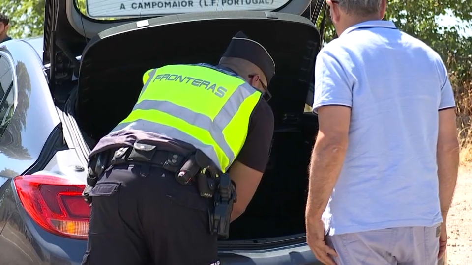 Agente regristrando un vehículo en la frontera