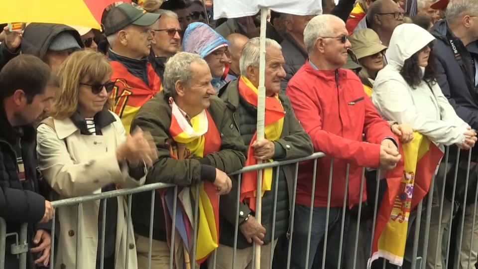 Miles de personas se han concentrado esta mañana en la Plaza de Colón para pedir la dimisión del presidente del Gobierno 