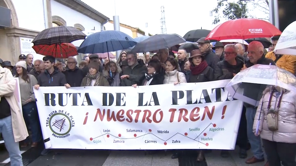 Cerca de 400 personas se manifiestan esta tarde en Plasencia en defensa de un transporte ferroviario digno 