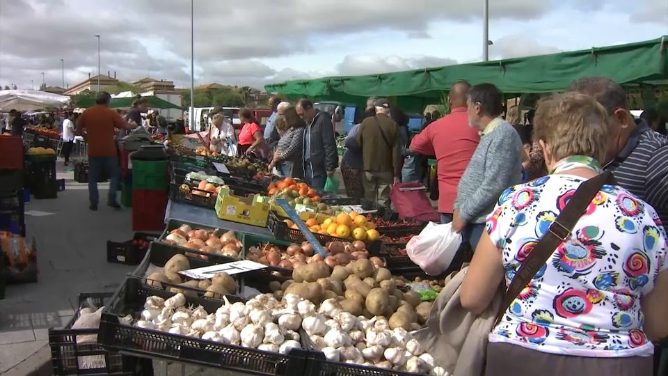 El mercadillo de Cáceres se queda en Vegas del Mocho hasta su traslado definitivo a una parcela en Mejostilla