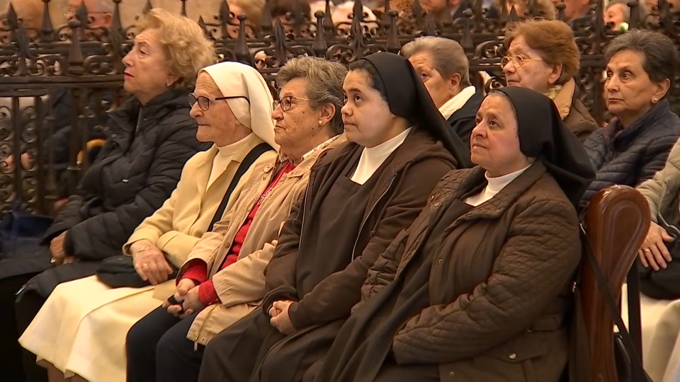 Cientos de sacerdotes, fieles y autoridades asisten a la misa funeral por el Papa Francisco en la capital pacense