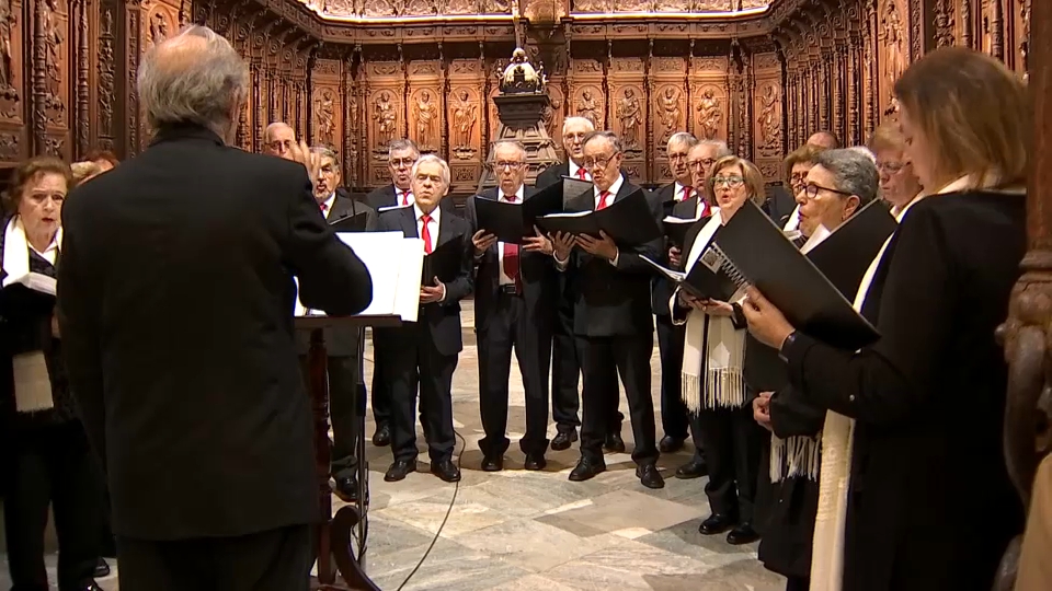 Cientos de sacerdotes, fieles y autoridades asisten a la misa funeral por el Papa Francisco en la capital pacense
