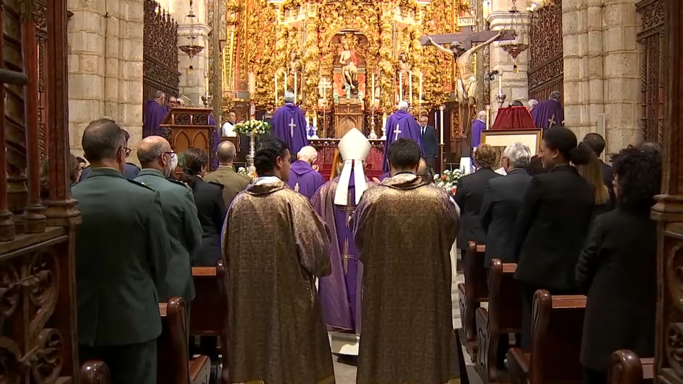 Cientos de sacerdotes, fieles y autoridades asisten a la misa funeral por el Papa Francisco en la capital pacense