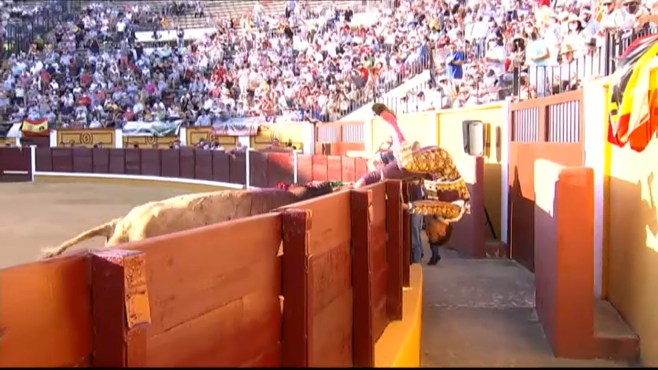 Ferrera es cogido por el cuarto toro.