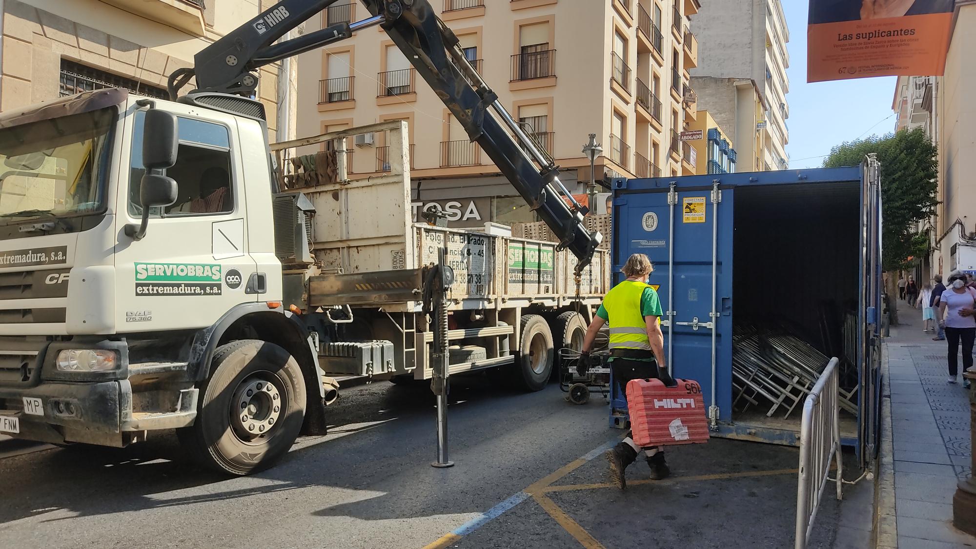 Trabajos de señalización en el entorno del Teatro María Luisa