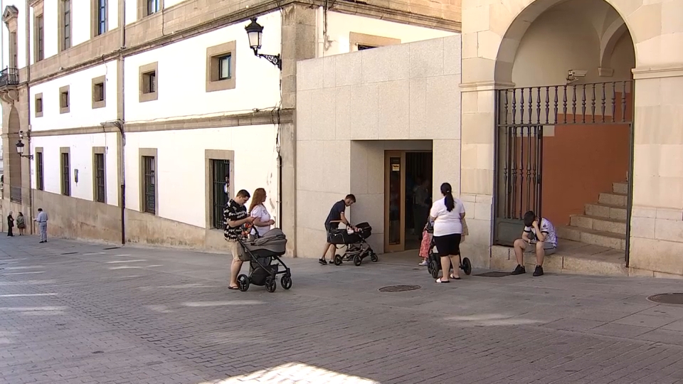 Comienzan los trámites para suprimir el límite de renta en las ayudas a la natalidad en Extremadura