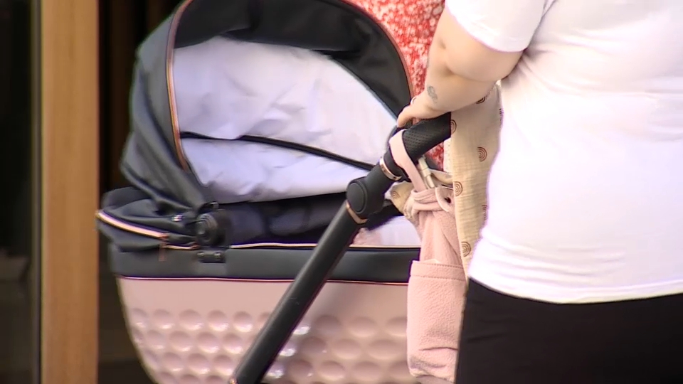 Comienzan los trámites para suprimir el límite de renta en las ayudas a la natalidad en Extremadura