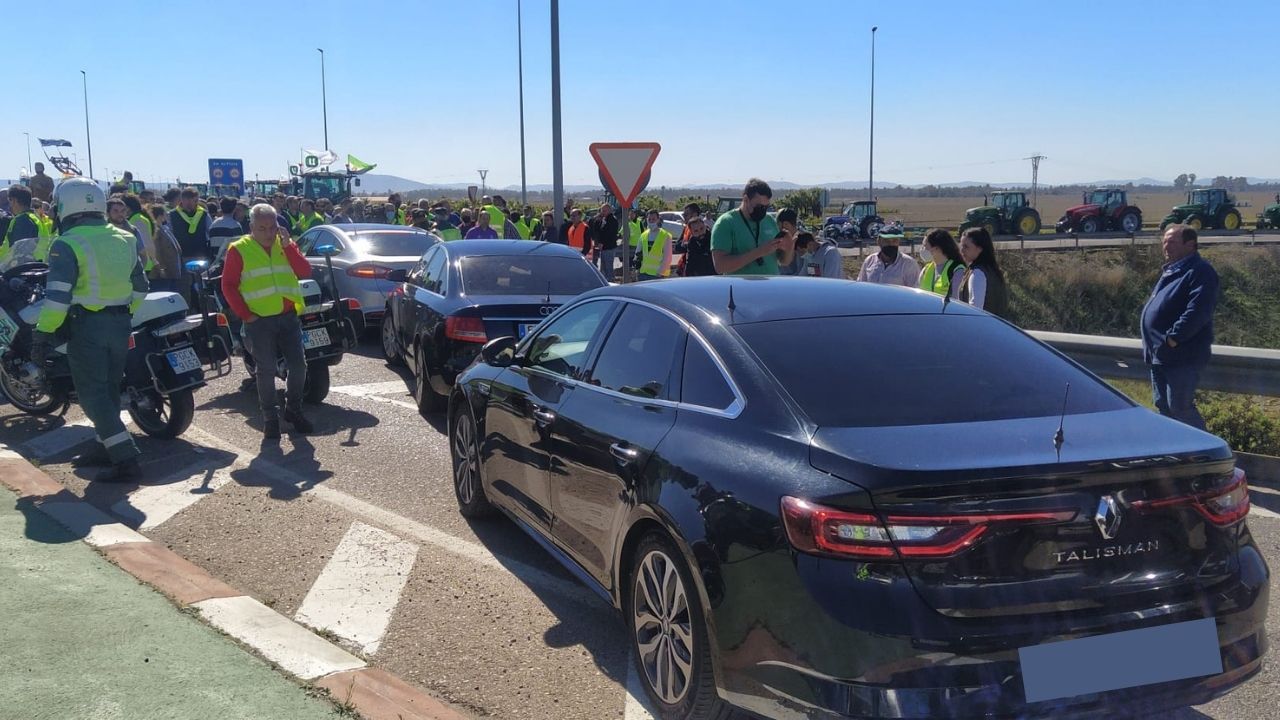 Los vehículos del equipo de seguridad del presidente del Gobierno, atrapados en la manifestación