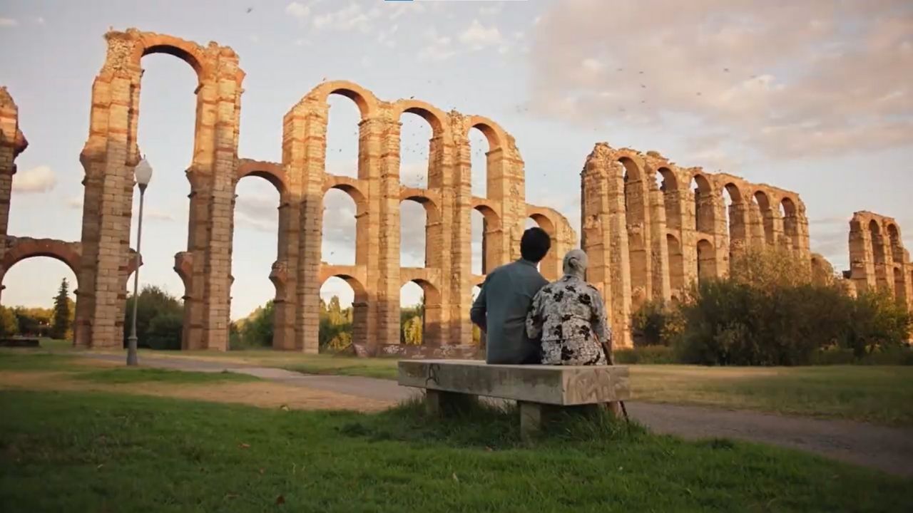 Luisa Cantero y Miguel Ángel Muñoz en el acueducto de Los Milagros de Mérida