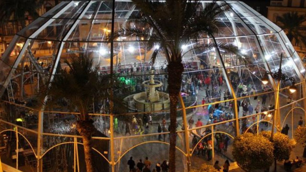 Carpa transparente en la Plaza de España de Mérida