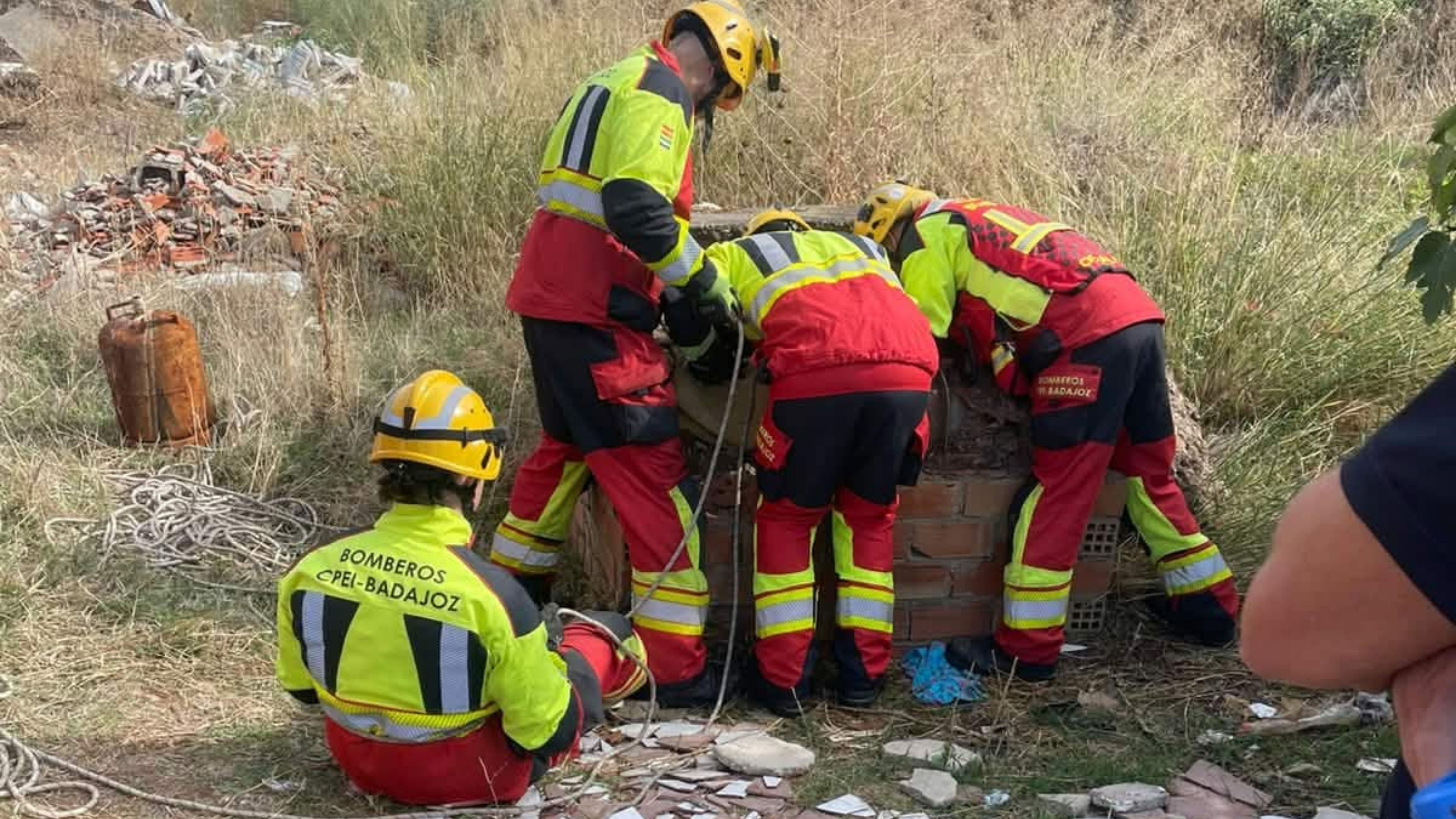 Momento del rescate del perero por parte de los bomberos