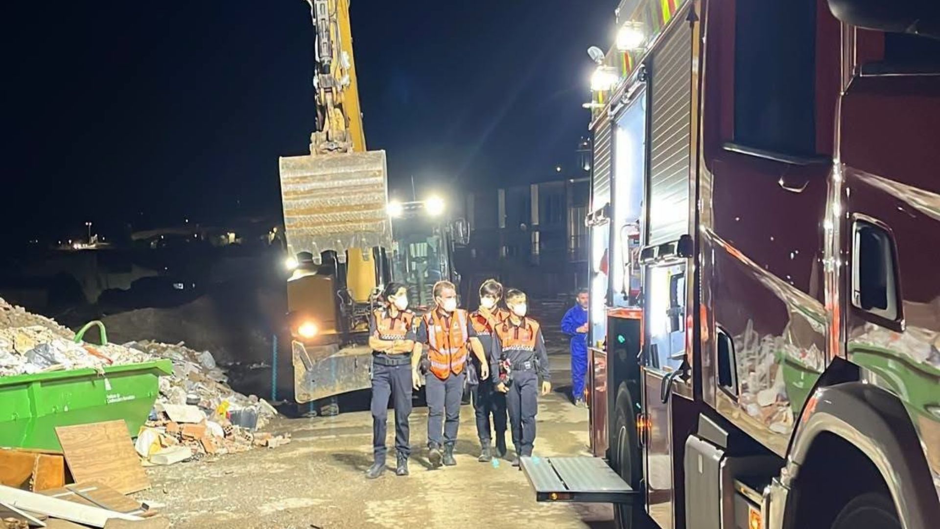 Efectivos trabajando en la extinción del incendio