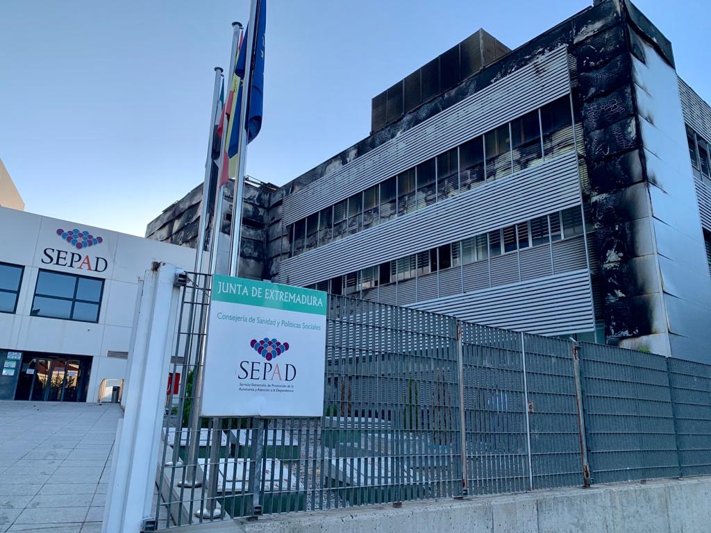 Fachada del SES con el incendio ya extinguido