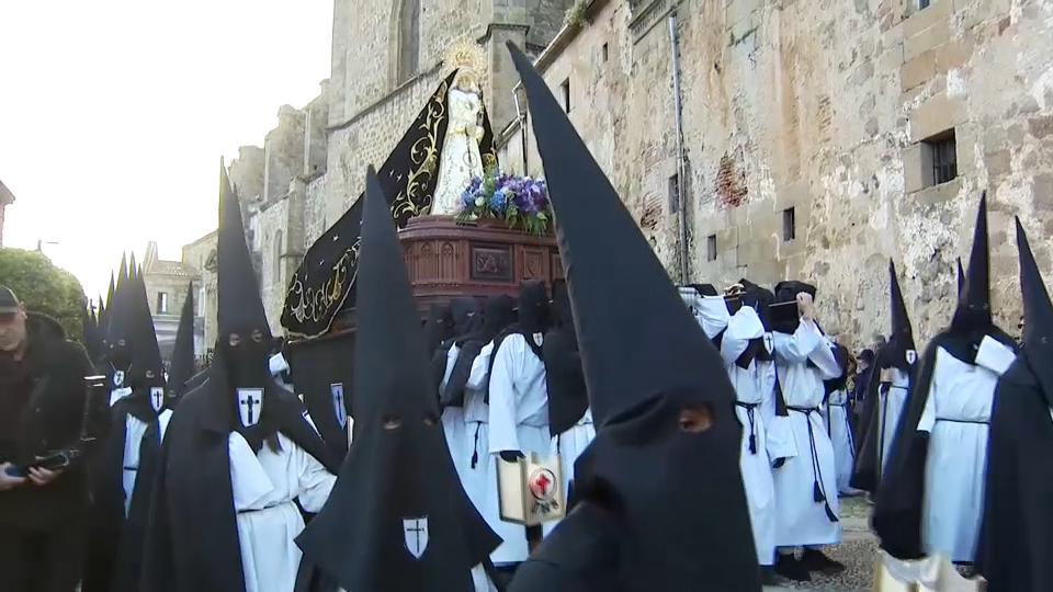 La cofradía de Nuestra Señora de la Soledad y El Santo Sepulcro han tomado las calles de Plasencia